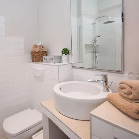 Luxury Across Ferry Port Daire *