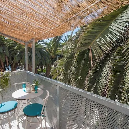 Luxury Across Ferry Port * Vis