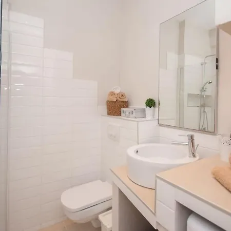 Luxury Across Ferry Port * Vis