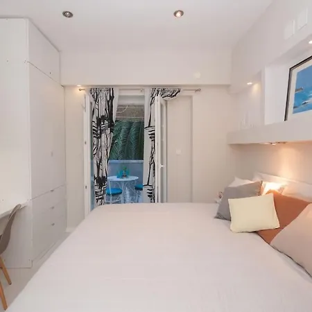 Luxury Across Ferry Port *